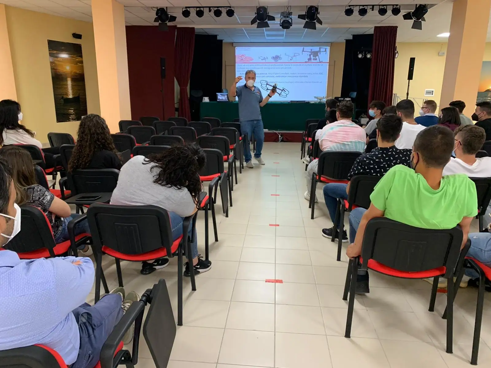 Droni-scuole-aula Incontro con gli studenti